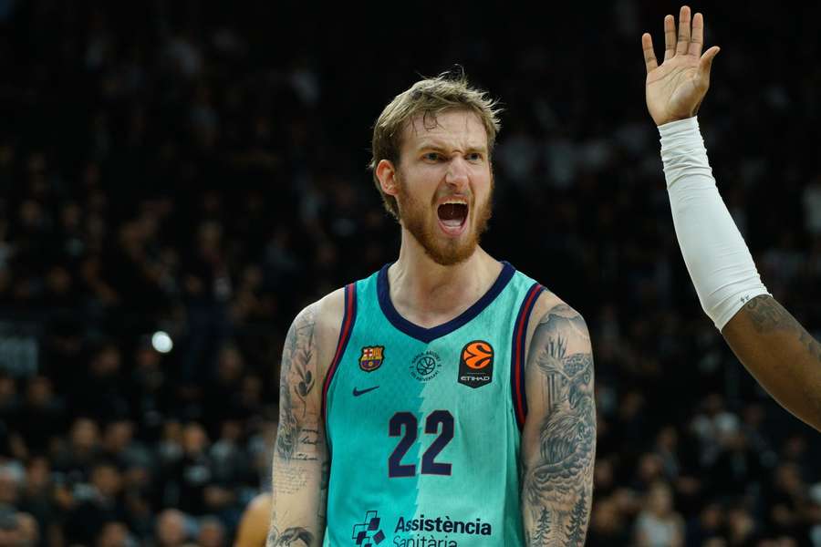 Balcerowski celebra con furia una canasta ante el Besiktas Balcerowski celebra con furia una canasta ante el Besiktas