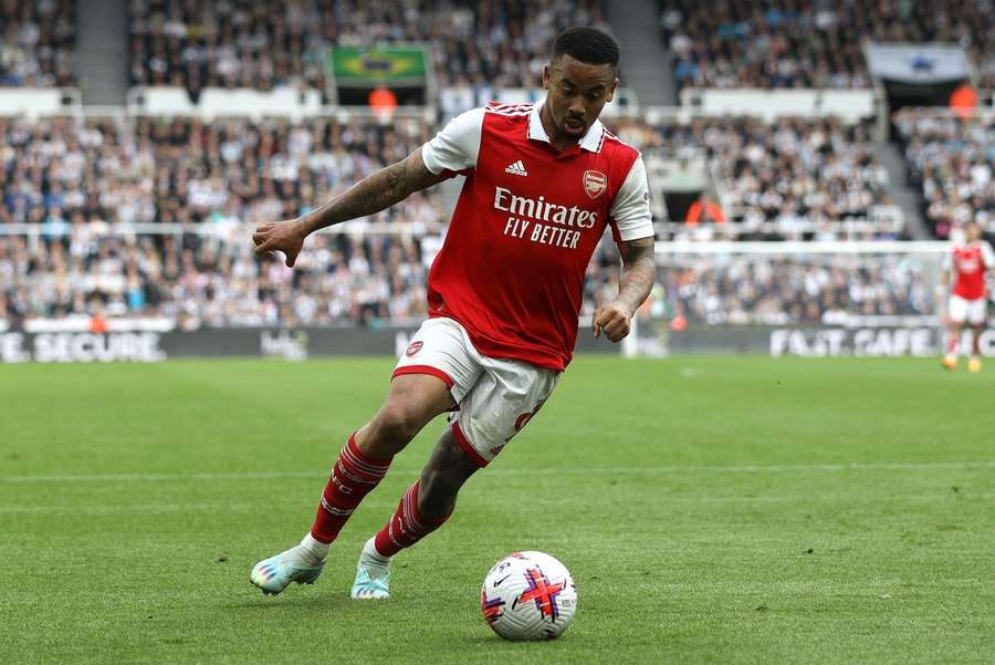 Arsenal og Nottingham Forest er klar til kamp lørdag aften.