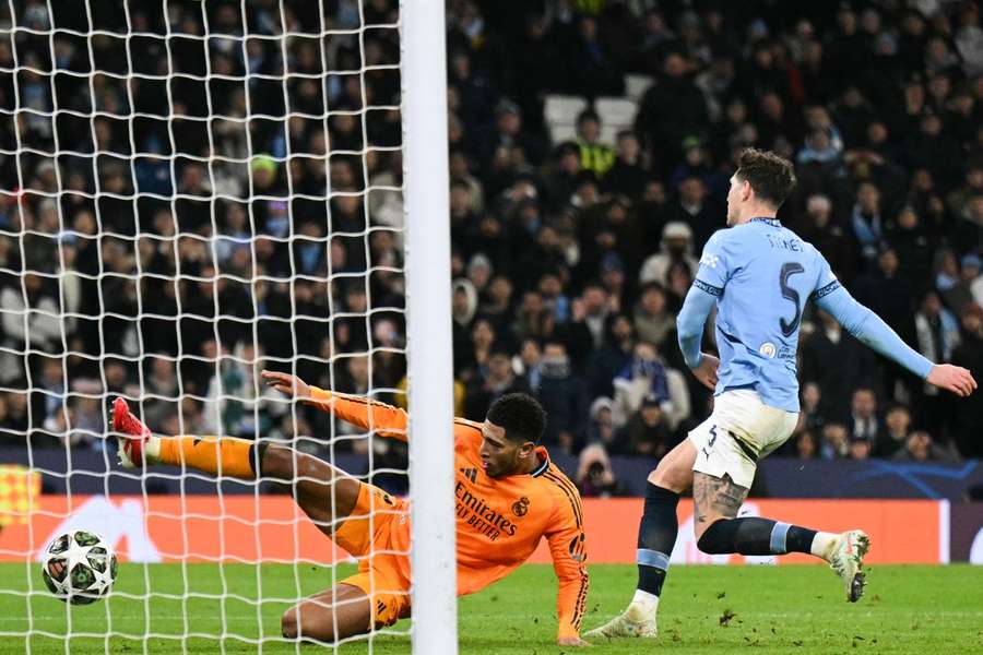 Stones tenta acompanhar Bellingham no lance do último golo do Real Madrid