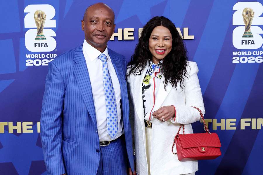 Motsepe posa junto a su mujer Motsepe posa junto a su mujer