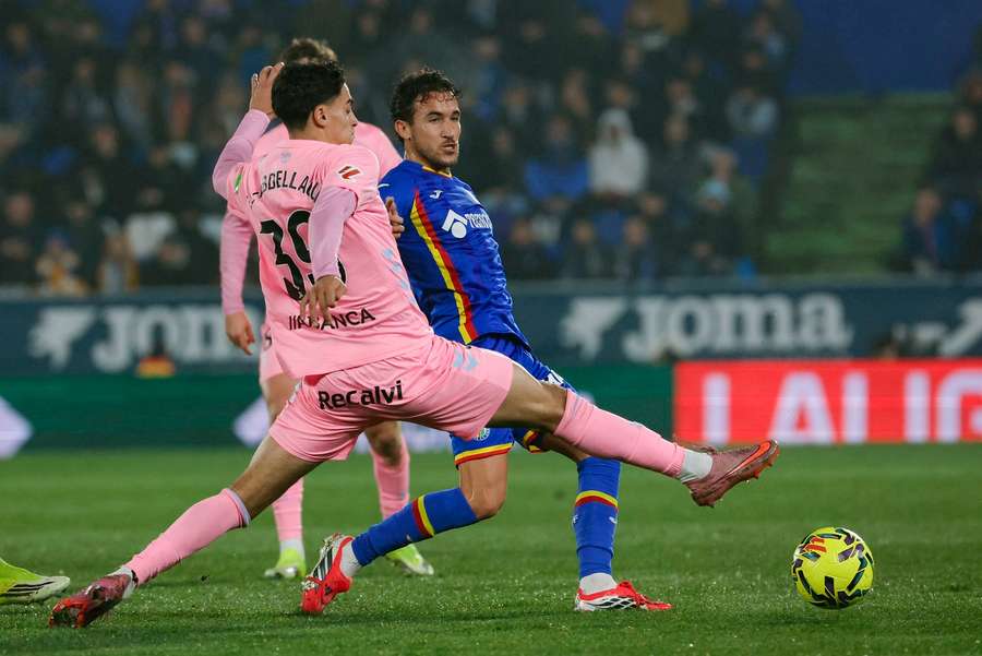 Luis Milla, del Getafe, frente a El Abdellaoui, del Celta