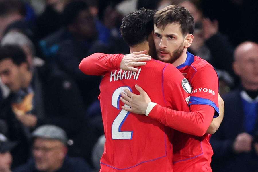 Khvicha Kvaratskhelia festeggia un gol con Achraf Hakimi allo Stamford Bridge