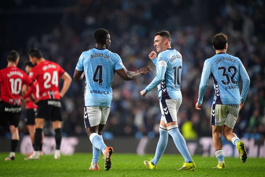 Aspas, felicitado por Aidoo tras marcar de penalti