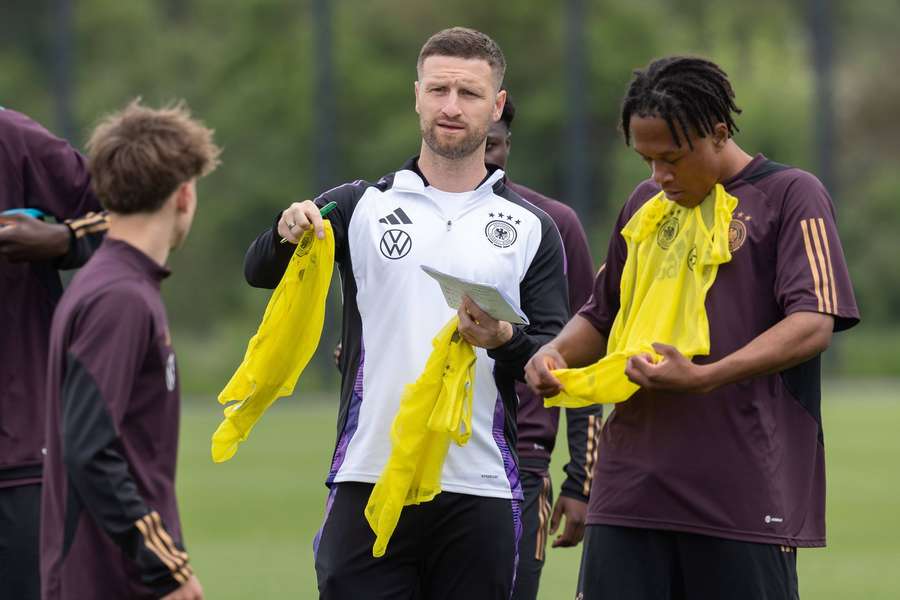 Shkodran Mustafi inicia carreira de treinador