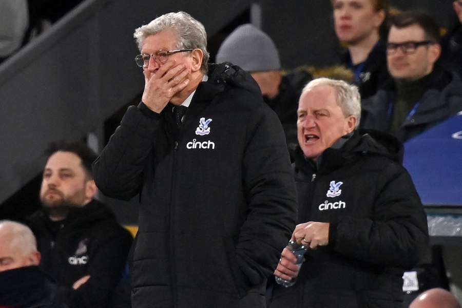 Roy Hodgson (stânga) privește în timpul meciului dintre Palace și Chelsea