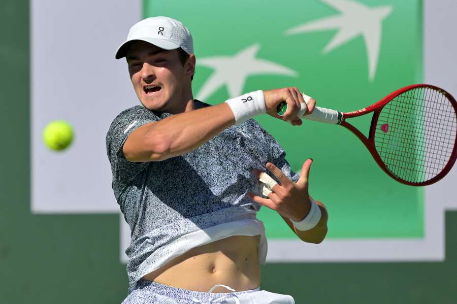 João está machucando a bolinha no deserto