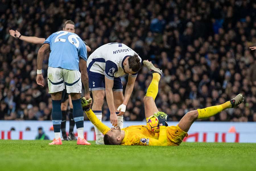 Vicario se zranil při výhře 4:0 na Manchesterem City, utkání ale dochytal.