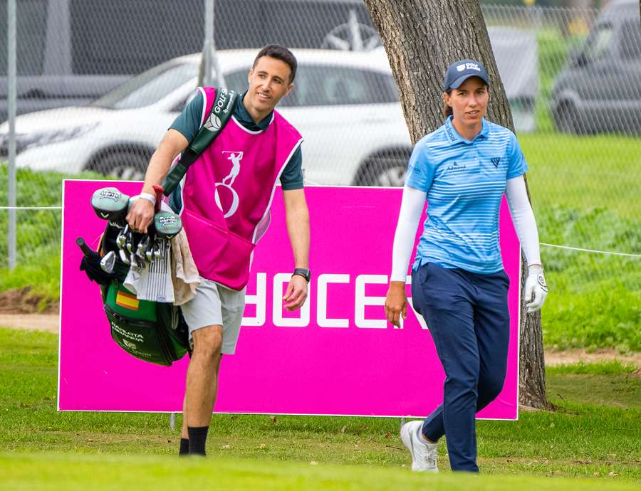 Carlota Ciganda, con su caddie