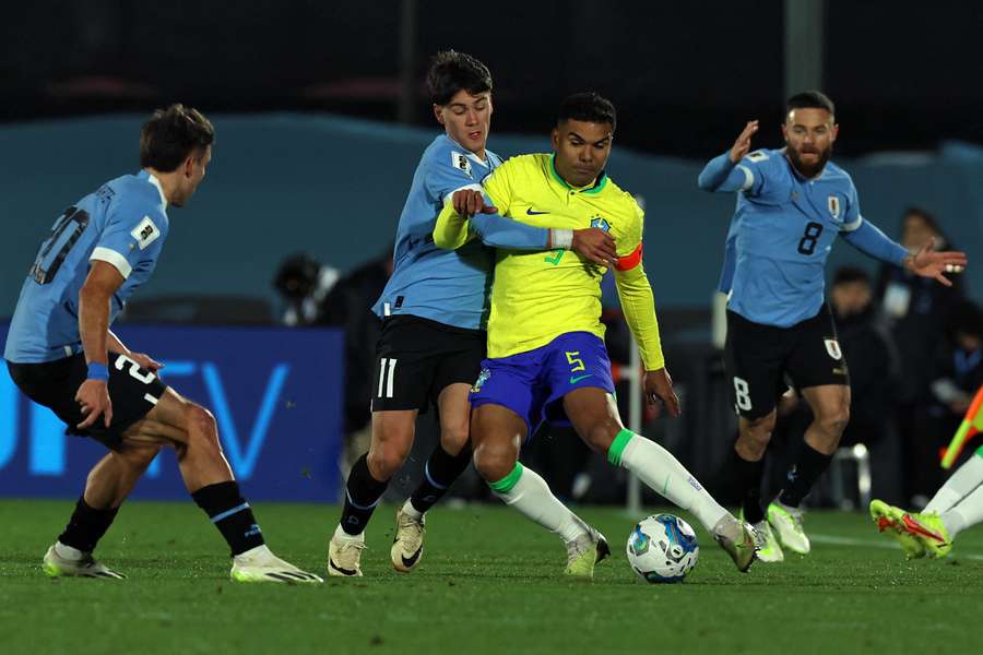 Casemiro durante disputa pela bola no clássico entre Uruguai e Brasil