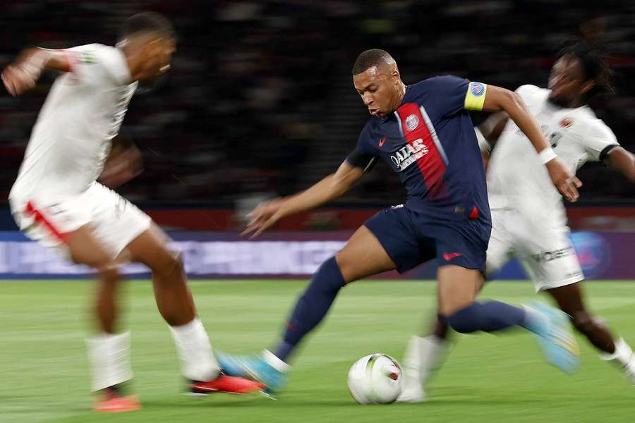 Kylian Mbappé pris par deux Niçois. 