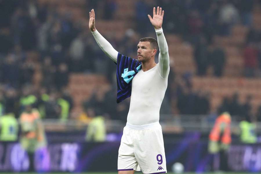 Džeko dokončuje přestup do Schalke.