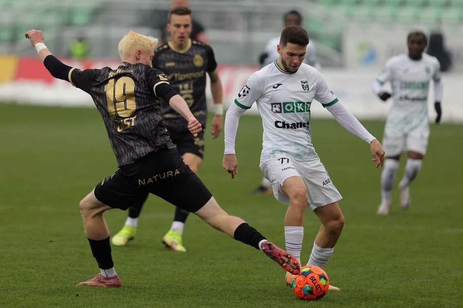 Hradecký Slončík v souboji se Štormanem z Karviné. Hradecký Slončík v souboji se Štormanem z Karviné.