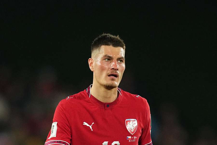 Patrik Schick se uită la meciul de calificare pentru finala Cupei Mondiale FIFA Patrik Schick se uită la meciul de calificare pentru finala Cupei Mondiale FIFA