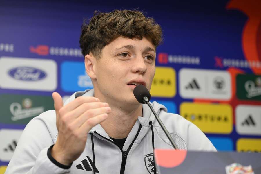 Krejčí během tiskové konference. Krejčí během tiskové konference.