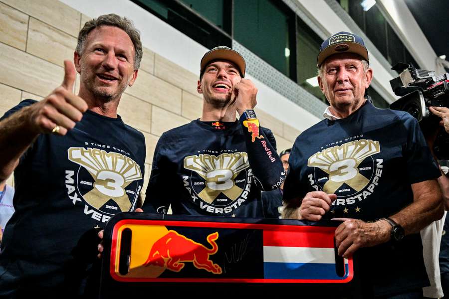 Christian Horner (L), Max Verstappen (C) en Red Bull team advisor Helmut Marko