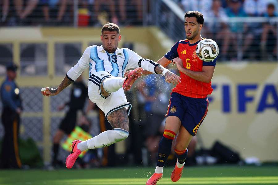 Otamendi golpea el balón