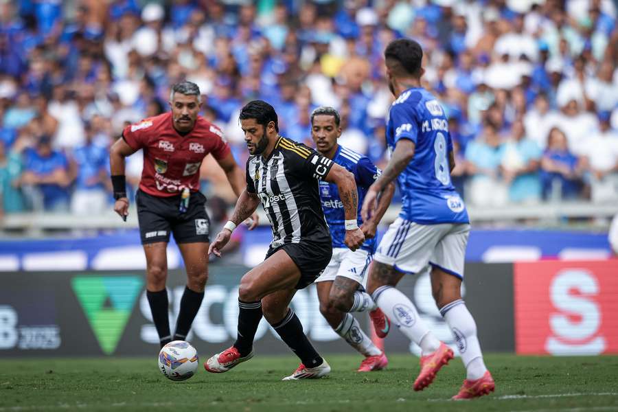 Hulk soma nove golos pelo Galo contra o Cruzeiro