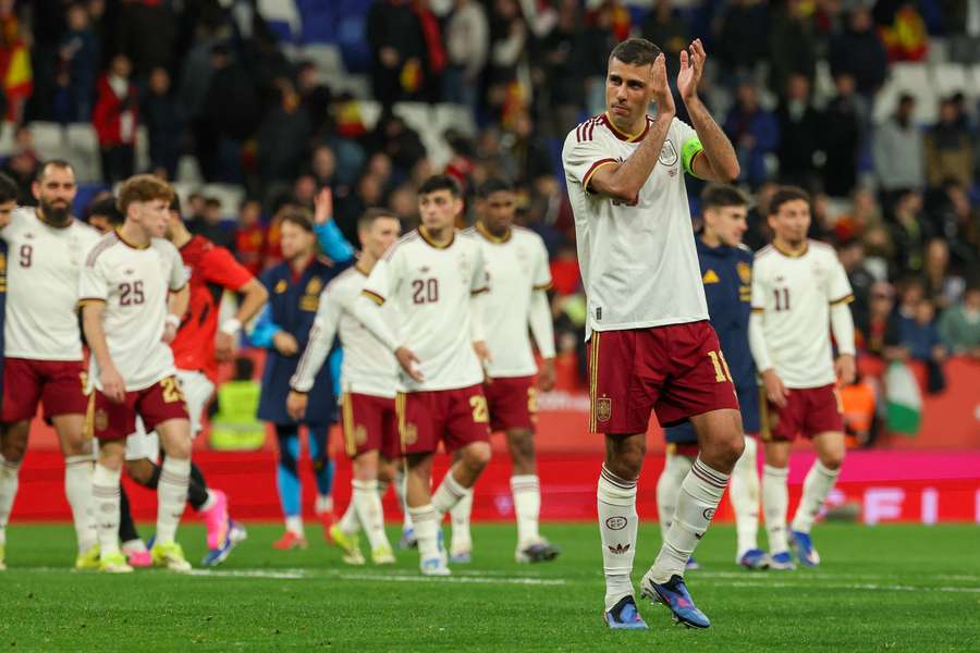 Les joueurs de l'Espagne réagissent après le match amical international entre l'Espagne et l'Égypte au RCDE Stadium de Cornellà de Llobregat, près de Barcelone, le 31 mars 2026.