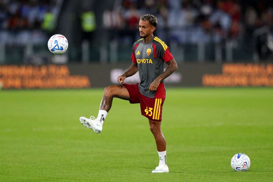 Wesley durante il riscaldamento pregara Wesley durante il riscaldamento pregara