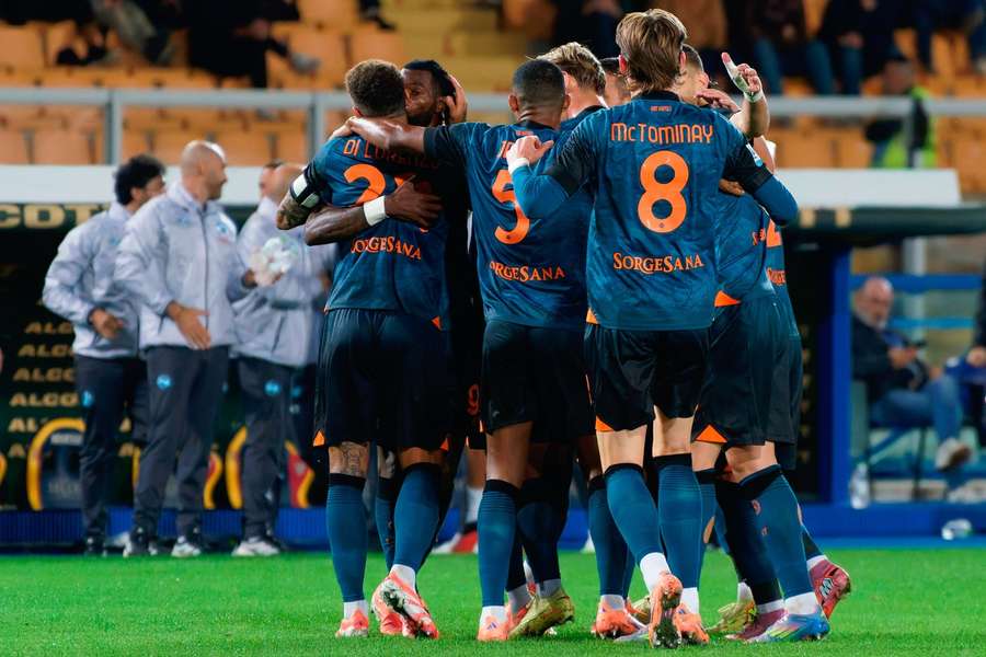 Neapel holt sich den Sieg gegen Lecce. Neapel holt sich den Sieg gegen Lecce.