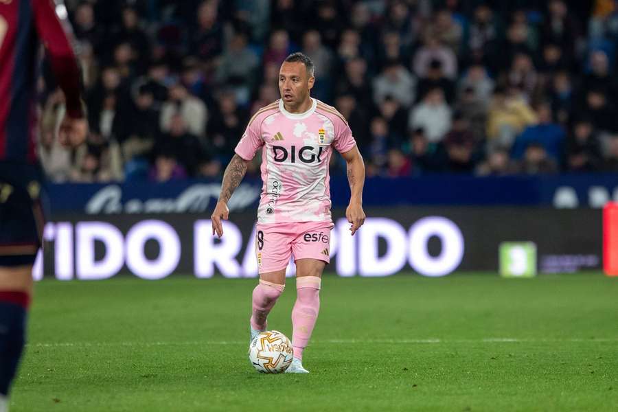 Santi Cazorla ao serviço do Oviedo