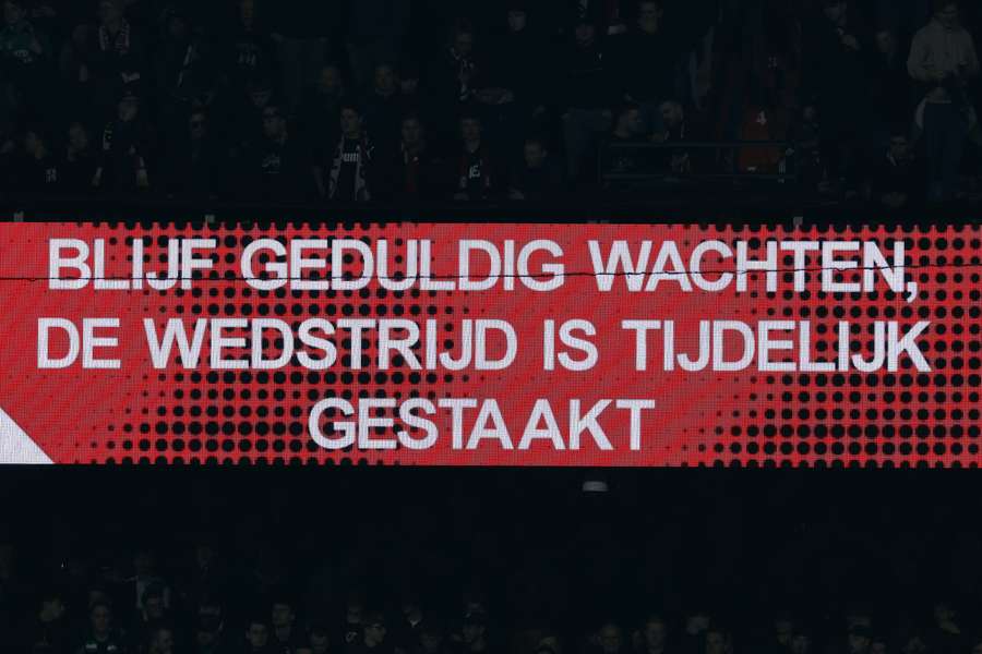 Led scherm tijdens de staking van de wedstrijd tussen Feyenoord en Ajax op 5 april