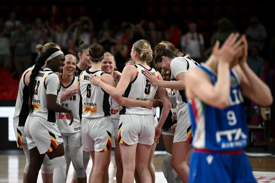 Belgičanky slaví semifinálovou výhru nad Itálií.
