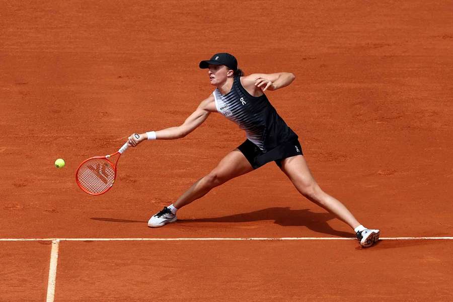 Swiatek golpe la bola