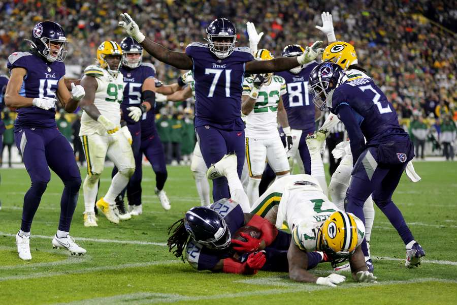 Derrick Henry consigue un touchdown durante el Packers - Titans.