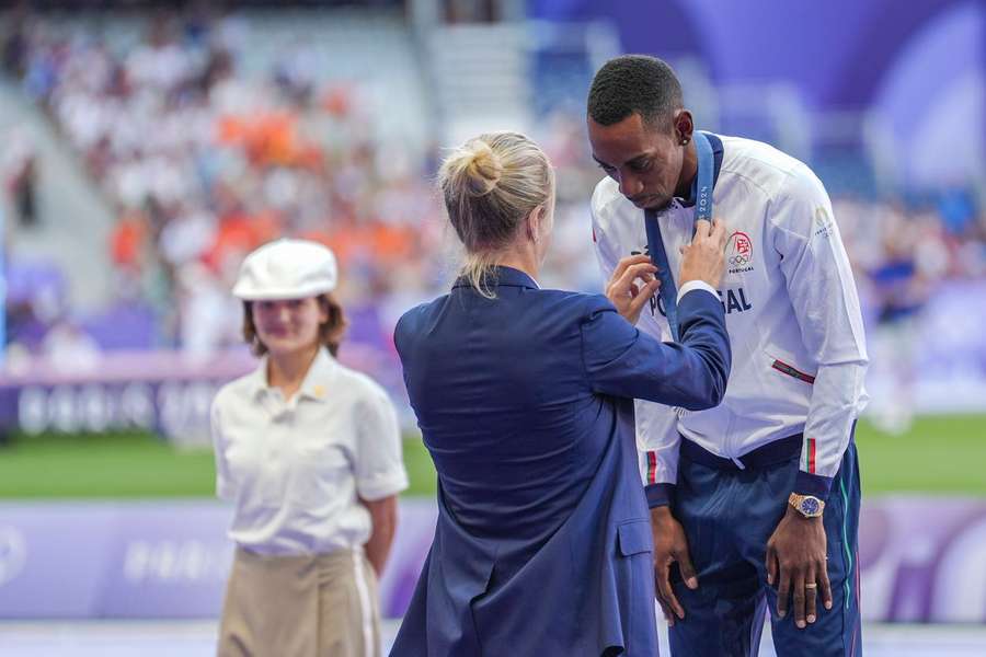 Pedro Pablo Pichardo recebeu este sábado a medalha de prata