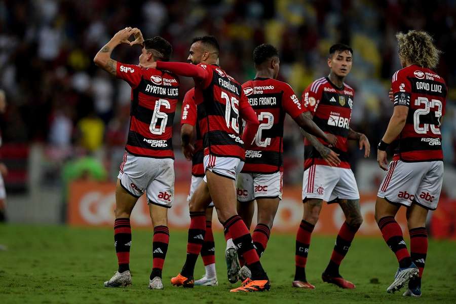 Ayrton Lucas comemora um de seus gols contra o Vasco