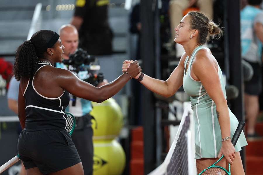 Sabalenka e Haley Baptiste se cumprimentam após vitória da norte-americana