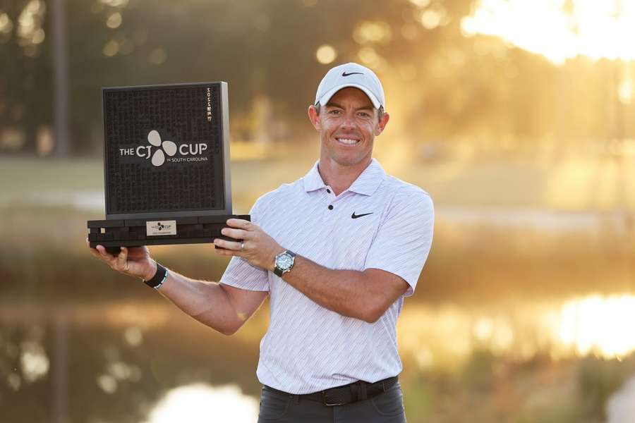 Rory McIlroy posant avec son trophée de la CJ Cup en octobre 2022.