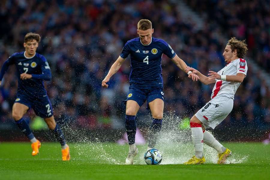 Scott McTominay(l) en Luka Gagnidze (r) in duel om de bal