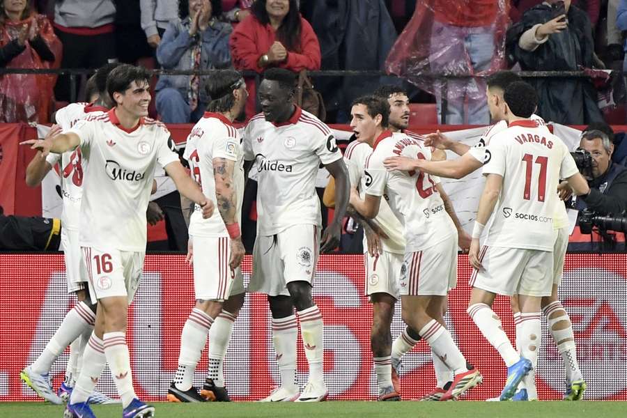 Los jugadores del Sevilla celebran el 2-1 de Gudelj