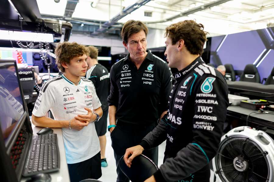 Kimi Antonelli em conversa com Toto Wolff e George Russell