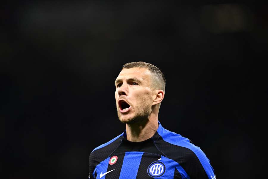 Dzeko célébrant son but.