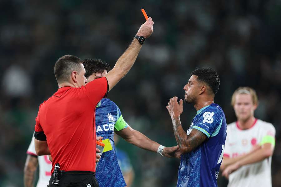 Très rapidement réduit à 10, l'OM s'écroule face au Sporting à Lisbonne