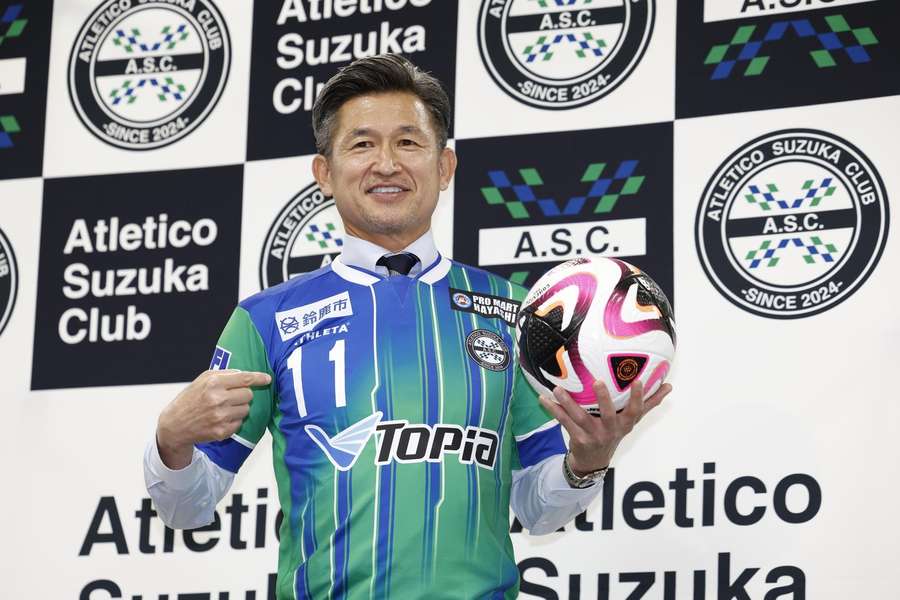 Miura tijdens zijn presentatie bij zijn nieuwe club, Atletico Suzuka Club
