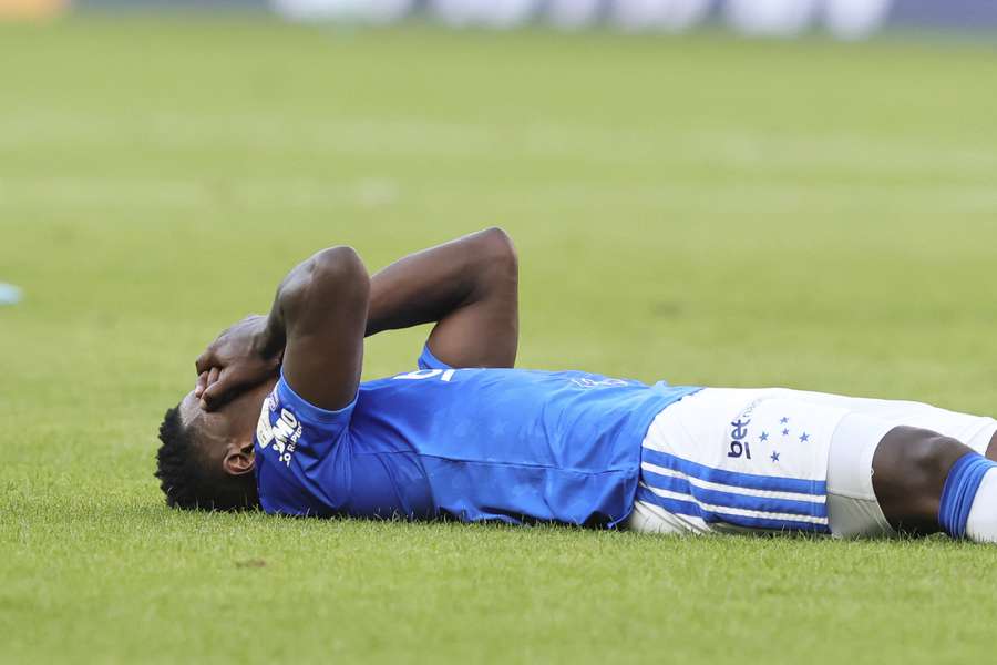 Sinisterra voltou a se lesionar com a camisa do Cruzeiro