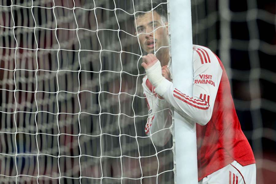 Martinelli se agarra al poste Martinelli se agarra al poste