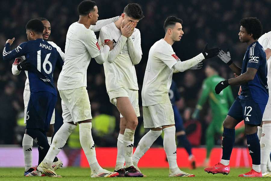 Manchester United, en infériorité pendant une heure, a créé la sensation en éliminant Arsenal (1-1, 5-3 tab) de la Coupe d'Angleterre.