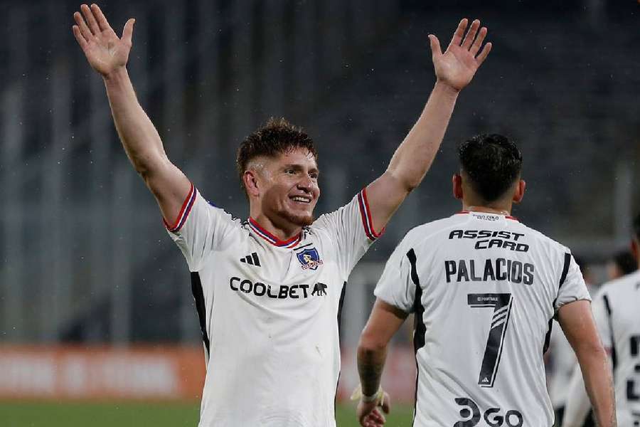 Leonardo Gil celebra gol em Santiago