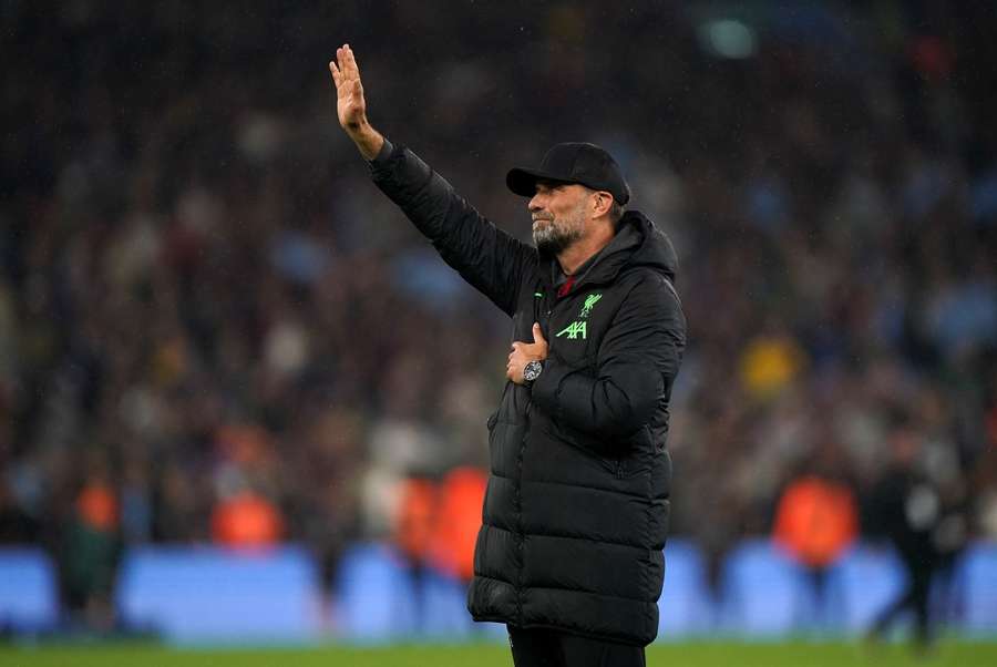 Jurgen Klopp bedankt de uitfans voor de laatste keer