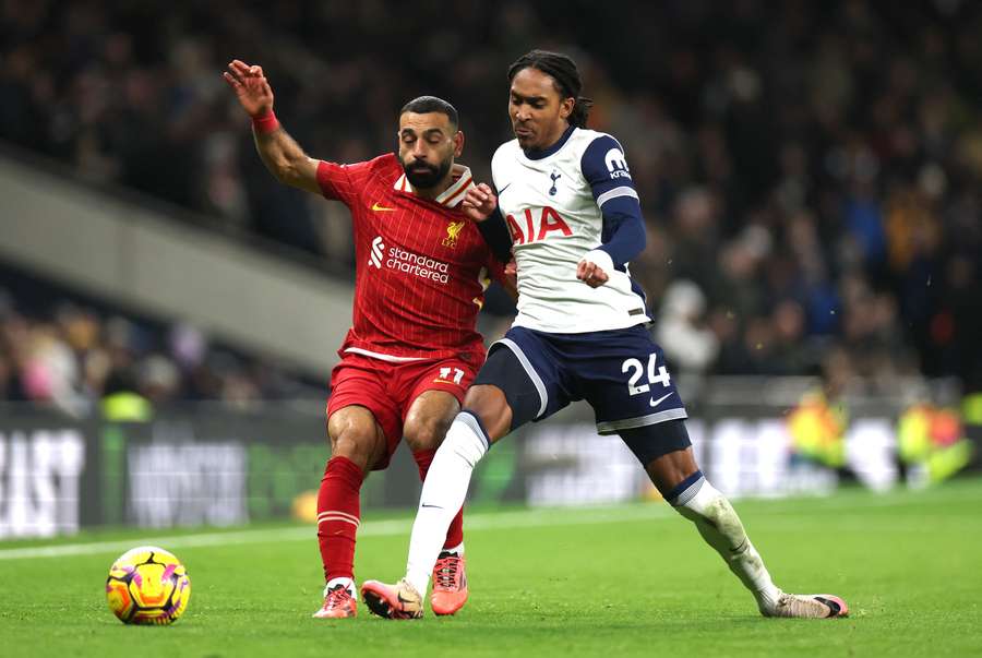 Mohamed Salah, do Liverpool, é travado por Djed Spence, do Tottenham