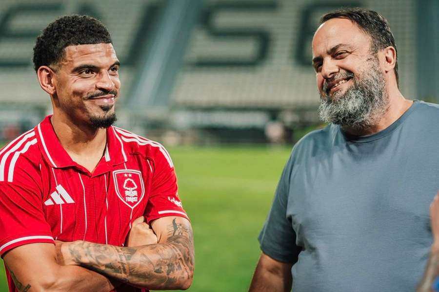 Gibbs-White com Evangelos Marinakis, dono do Nottingham Forest