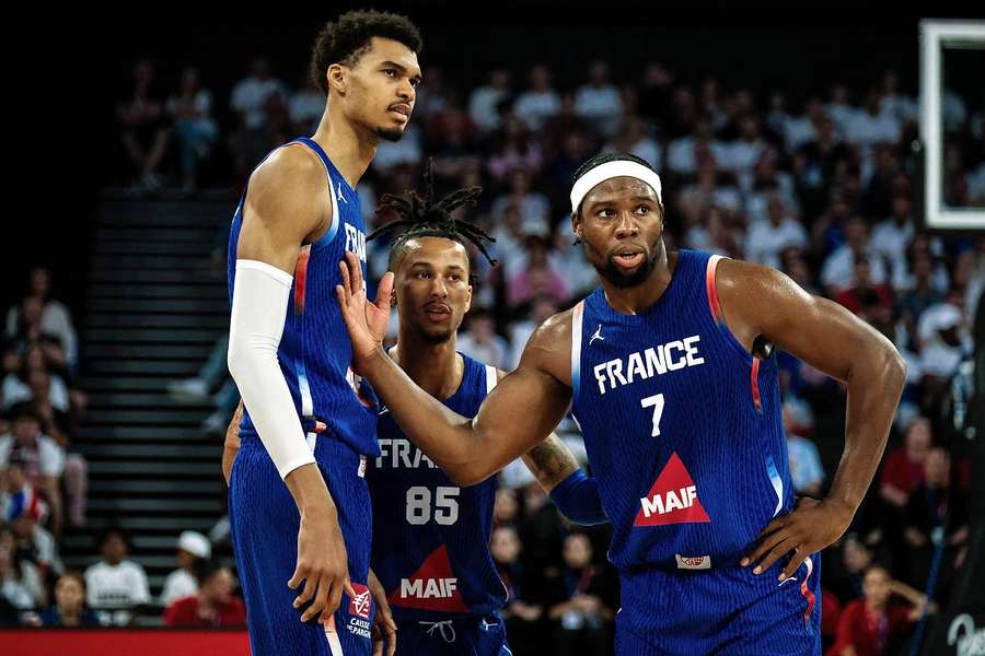 Jogadores da França durante o jogo contra a Austrália