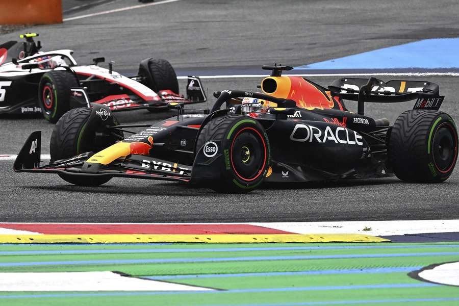 Max Verstappen won de sprintrace en staat zondag weer op 'pole position' in de reguliere race