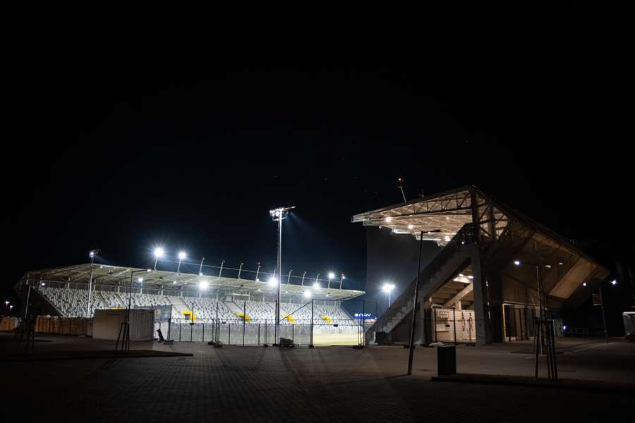 Keď sa v KFA odohral 12. februára 2022 prvý zápas, vyzeral rozostavaný štadión takto.