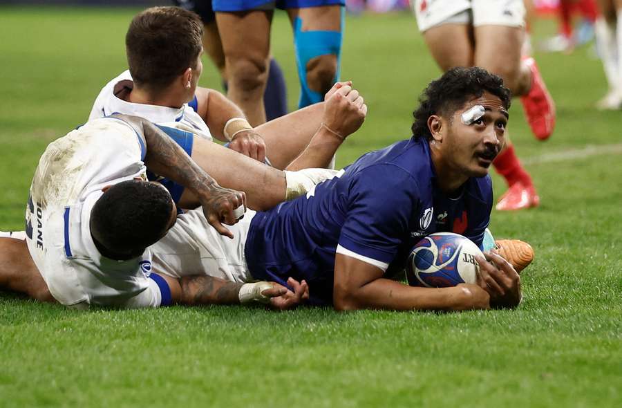 France's Yoram Moefana scores their eighth try